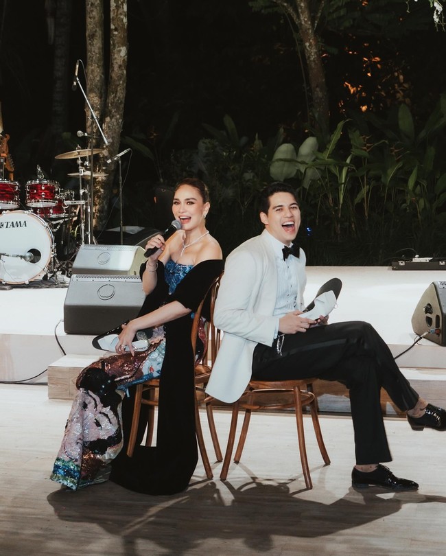 Luna Maya memadukannya dengan selendang hitam yang menambah kesan elegan.  Foto: Instagram @itsmebcl