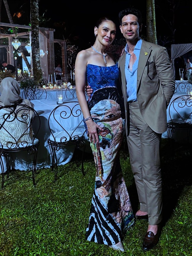 Dipakai di malam hari, busana dengan warna yang mencolok tersebut membuat istri Maxime Bouttier itu semakin bersinar. Foto: Instagram Dimas Beck