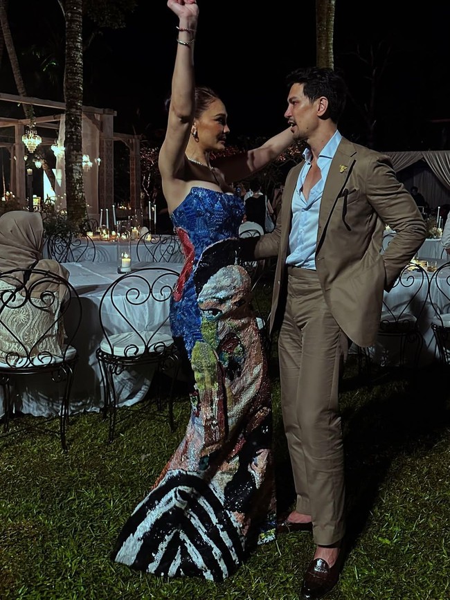 Gambar dari lukisan sendiri dihadirkan dari sulaman manik-manik. Tube gown itu dirancang oleh Yefta Gunawan yang juga mendesain gaun pengantin putih Luna Maya. Foto: Instagram Dimas Beck