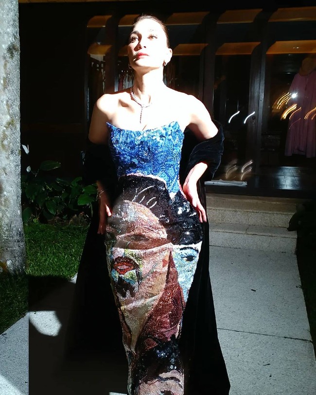 Luna Maya mengenakan serangkaian busana rancangan desainer ternama di hari pernikahannya. Tak hanya indah dan ekstravagan, Luna juga menyelipkan unsur sentimental dengan menghadirkan lukisan ayahnya, Uut Bambang Sugeng, dalam salah satu gaun.2Foto: Instagram @bridedept