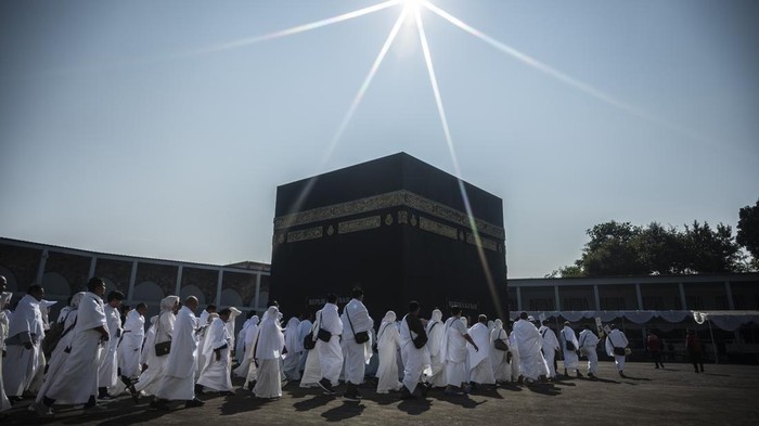 Manasik jamaah calon haji di Semarang Jamaah calon haji melakukan tawaf saat manasik haji di Firdaus Fatimah Zahra, Gunung Pati, Semarang, Jawa Tengah, Sabtu (10/5/2025). Sebanyak 307 jamaah calon haji mengikuti kegiatan manasik haji sebagai penerapan ilmu dan meningkatkan pemahaman serta kesiapan fisik dalam melaksanakan ibadah haji 2025 di tanah suci. ANTARA FOTO/Aprillio Akbar/YU