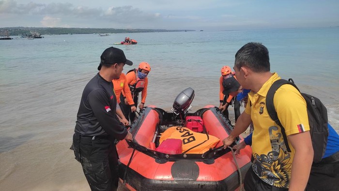 Mayat Ozam dievakuasi seusai ditemukan di Pantai Kedonganan, Sabtu (10/5/2025).
