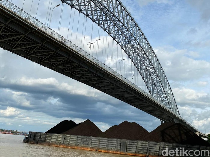Bagi detikers yang pernah melintasi Samarinda, Ibu Kota Kalimantan Timur, hampir mustahil rasanya jika tak mengenal atau setidaknya melihat sekilas sebuah bentang besi raksasa yang menjulur di atas Sungai Mahakam. Itulah Jembatan Mahakam, jantung penghubung kota dan simbol denyut kehidupan di Pulau Borneo.