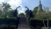 Terdapat dua gerbang pada viraha itu, terbagi dalam gerbang selatan (pintu utama) dan gerbang utara sebagai pintu masuk pengunjung.