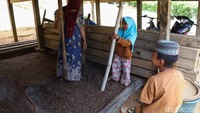 Sulitnya akses jalan membuat tarif ojek dari Masamba ke daerah itu mencapai Rp500 ribu-Rp700 ribu per orang. Begitu juga dengan barang dikenakan tarif rata-rata Rp5.000 per kilogram. Hal tersebut berdampak pada melonjaknya harga kebutuhan pokok di daerah itu dengan kenaikan rata-rata 50 persen hingga 200 persen dibandingkan harga barang di kota.
