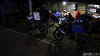 Sejumlah tukang ojek beristirahat sebelum melanjutkan perjalanan menuju Kecamatan Seko di salah satu warung makan di Kecamatan Rongkong, Kabupaten Luwu Utara, Sulawesi Selatan.