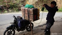 Tukang ojek mengisi BBM ke tangki motornya sebelum melanjutkan perjalanan menuju Kecamatan Seko di salah satu warung makan di Kecamatan Rongkong, Kabupaten Luwu Utara, Sulawesi Selatan.