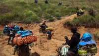 Sejumlah tukang ojek mengantre untuk melewati jalan tanah menanjak di Kecamatan Seko, Kabupaten Luwu Utara, Sulawesi Selatan. Setiap hari, puluhan hingga seratusan tukang ojek berjibaku dengan jalan ekstrem guna memacu roda perekonomian di Kecamatan Seko, Kabupaten Luwu Utara, Sulawesi Selatan. Salah satu daerah terpencil di tengah Pulau Sulawesi yang berjarak sekitar 126 kilometer dari Masamba, Ibu Kota Kabupaten Luwu Utara.