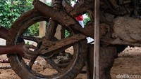 Tukang ojek memperbaiki motornya sebelum melanjutkan perjalanan di Kecamatan Seko, Kabupaten Luwu Utara, Sulawesi Selatan.