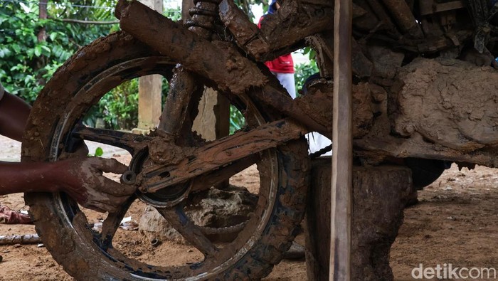 Sejumlah tukang ojek beristirahat sebelum melanjutkan perjalanan menuju Kecamatan Seko di salah satu warung makan di Kecamatan Rongkong, Kabupaten Luwu Utara, Sulawesi Selatan. ANTARA FOTO/Arnas Padda