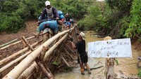 Tukang ojek mengangkut hasil pertanian melewati jalan alternatif (para-para) di Kecamatan Seko, Kabupaten Luwu Utara, Sulawesi Selatan. Para tukang ojek berjuang dengan gigih untuk mendistribusikan berbagai kebutuhan sandang pangan dan papan bagi sekitar 14.399 jiwa penduduk Kecamatan Seko yang tersebar di 12 desa. Selain itu, mereka juga mengangkut hasil pertanian warga untuk dijual ke kota.
