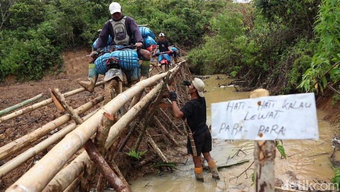 Sejumlah tukang ojek beristirahat sebelum melanjutkan perjalanan menuju Kecamatan Seko di salah satu warung makan di Kecamatan Rongkong, Kabupaten Luwu Utara, Sulawesi Selatan. ANTARA FOTO/Arnas Padda