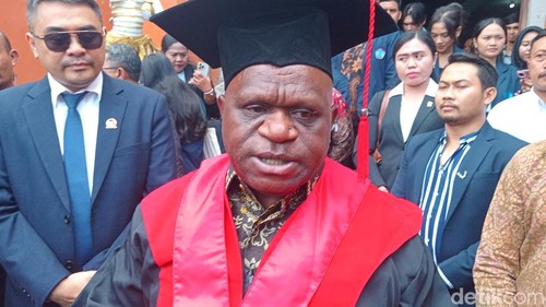 Menteri HAM, Natalius Pigai seusai menghadiri Dies Natalis Universitas Mahendradatta di Denpasar, Sabtu (10/5/2025).