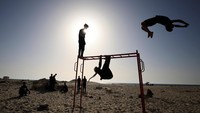 Siluet anak muda di Gaza bermain parkour. Olahraga asal Prancis tersebut dipopulerkan oleh David Belle.