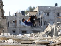 Saat Reruntuhan Jalur Gaza Jadi Lahan Bermain Parkour