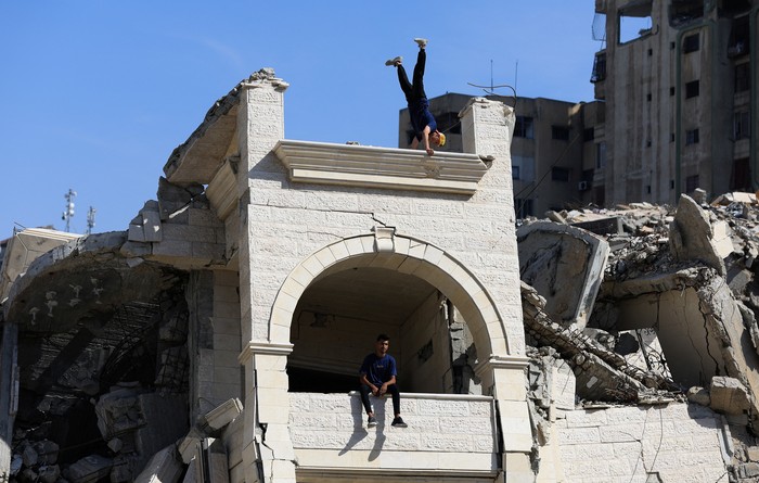 Momen Anak Muda Bermain Parkour di Antara Reruntuhan Gaza A Palestinian man demonstrates his parkour skills, in Gaza City, May 9, 2025. REUTERS/Dawoud Abu Alkas