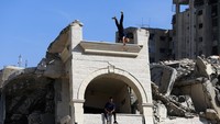 Anak-anak muda di Gaza memanfaatkan waktu luang dengan parkour di antara reruntuhan bangunan. Parkour merupakan aktivitas dan olahraga yang bertujuan untuk melewati rintangan dengan efisien dan secepat-cepatnya, menggunakan prinsip kemampuan badan manusia.