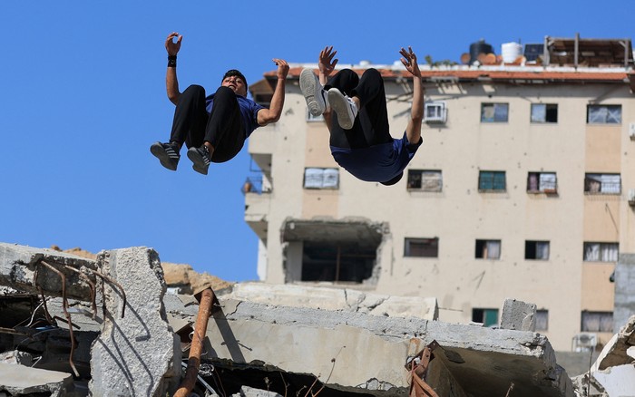 Momen Anak Muda Bermain Parkour di Antara Reruntuhan Gaza A Palestinian man demonstrates his parkour skills, in Gaza City, May 9, 2025. REUTERS/Dawoud Abu Alkas