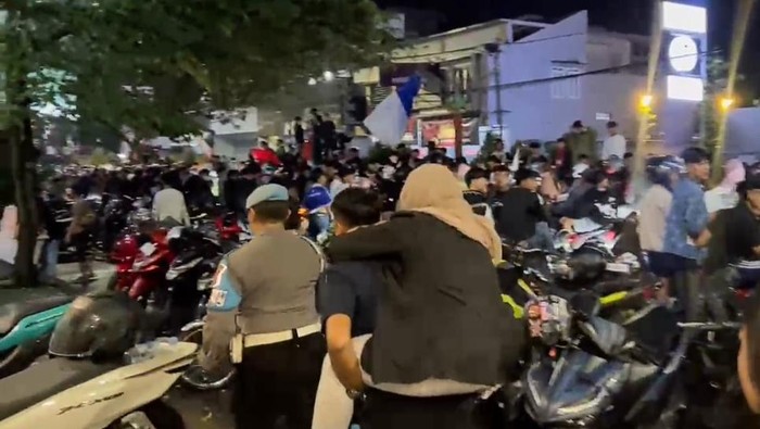 Momen polisi gendong pasien rumah sakit yang terjebak kemacetan konvoi bobotoh Persib.
