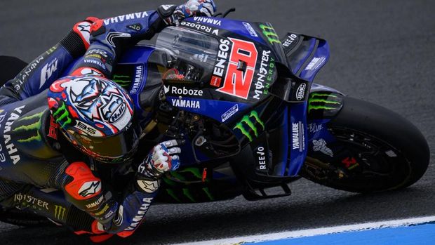 Monster Energy Yamaha MotoGP team's French motoGP rider Fabio Quartararo rides during a France Moto GP Grand Prix free practice session at the Le Mans Circuit on May 9, 2025. (Photo by Loic VENANCE / AFP)