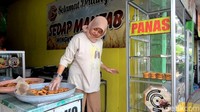 Salah satu pelaku UMKM wingko Sucipto mengakui harga kelapa yang menjadi salah satu bahan utama pembuatan wingko mengalami kenaikan. Menurutnya, kenaikan harga kelapa mulai terasa sejak dua pekan menjelang Lebaran.