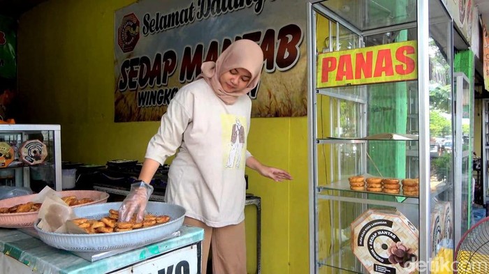 Naiknya Harga Kelapa Berimbas pada UMKM Wingko