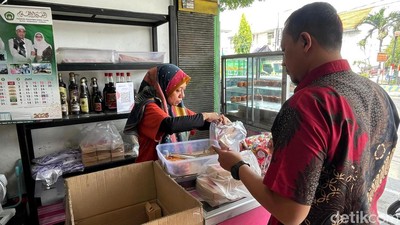 Harga Kelapa Naik Pedagang Wingko di Lamongan Terimbas