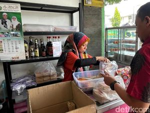 Harga Kelapa Naik Pedagang Wingko di Lamongan Terimbas