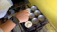 Mereka terpaksa menaikkan harga jual wingko karena mahalnya bahan baku utama untuk jajanan khas ini.