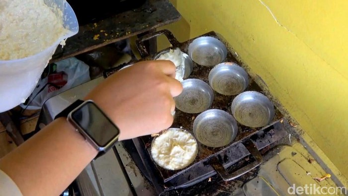 Naiknya Harga Kelapa Berimbas pada UMKM Wingko Naiknya Harga Kelapa Berimbas pada UMKM Wingko