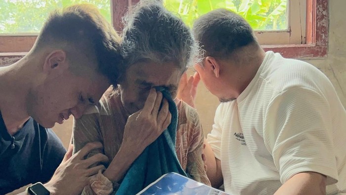 Nenek Asyah saat menerima bantuan.