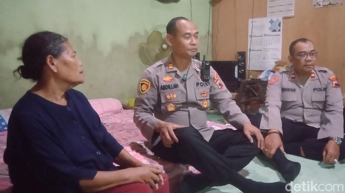 Nenek SA yang babak belur dianiaya gegara curi bawang saat dikunjungi Kapolsek Polanharjo beserta jajarannya Jumat (9/5/2025).
