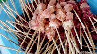 Detikers bisa menikmati Sate Kronyos di Waroenk Joglo, Jalan Mayjen Sungkono, Desa Sengon, Kecamatan/Kabupaten Jombang. Rumah makan ini menjadi satu-satunya di Kota Santri yang menyediakan Sate Kronyos.