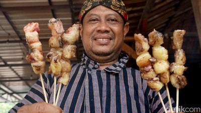 Nikmatnya Sate Kronyos Lagi Ngetren di Jombang