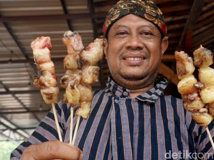 Nikmatnya Sate Kronyos Lagi Ngetren di Jombang
