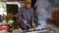 Sate berbahan lemak sapi ini kian nendang karena disajikan dengan bumbu kacang dan gulai jeroan sapi.