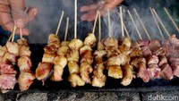 Sate Kronyos memang lain. Sebab, bahannya murni lemak sapi yang dipotong-potong berukuran dadu. Selanjutnya, sate dibakar secara manual. Sehingga, aroma sedapnya menggugah selera.