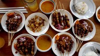 Kuliner unik ini disajikan dengan bumbu kacang dan irisan bawang merah. Tekstur sate yang juicy dengan cita rasa gurih, berpadu sempurna dengan bumbu kacang. Menikmati sate ini kian maknyus dengan semangkuk gulai jeroan sapi.