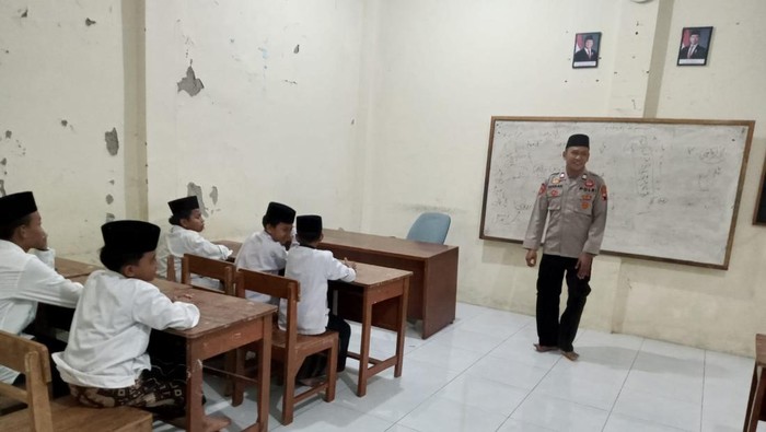 Kanit Samapta Polsek Adiwerna, Polres Tegal, Aiptu Herman Handoko, saat mengajar santri di Ponpes Yatim Piatu Nuuruddaaroin. Foto diunggah Sabtu (10/5/2025).