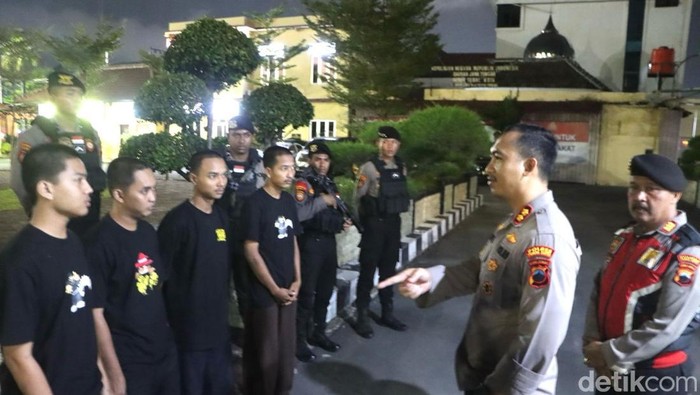 Kapolres Tegal Kota, AKBP I Putu Bagus Krisna Purnama, saat memberi pembinaan jukir liar dan pelaku vandalisme yang diamankan di Kota Tegal, Sabtu (10/5/2025).