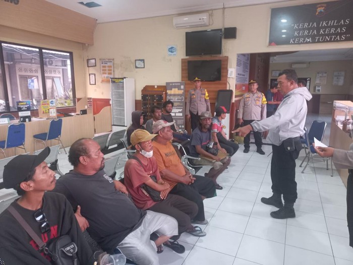Sejumlah pengamen dan badut yang diciduk dalam operasi premanisme dibina di Polres Klaten, Sabtu (10/5/2025).