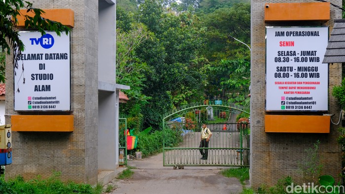 Studio Alam TVRI merupakan destinasi wisata yang menawarkan konsep alam di Kota Depok, Jawa Barat. Tempat yang diresmikan tahun 1985 ini kerap menjadi lokasi syuting.