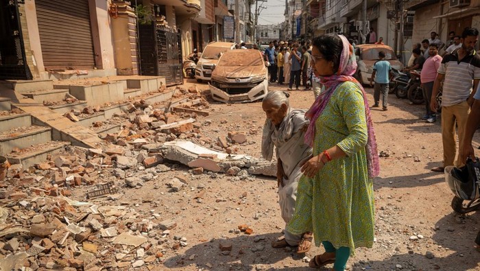 Pakistan Balas Serang India di Perbatasan Kashmir People stand next to a damaged vehicle in a neighbourhood, following Pakistan's military operation against India, in Rehari, Jammu, May 10, 2025. REUTERS/Adnan Abidi