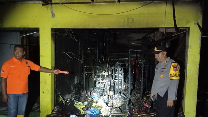 Polisi melakukan olah TKP kebakaran di Pasar Mojoduwur, Kecamatan Mojowarno, Jombang