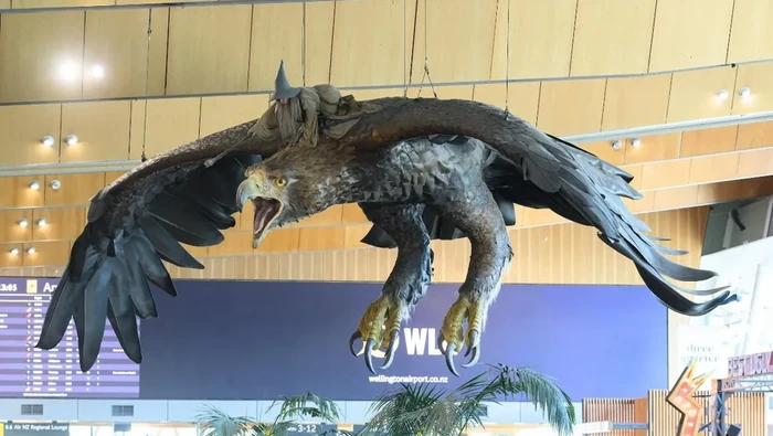 Patung Elang Raksasa di Bandara Wellington