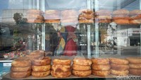 Sucipto dan para pelaku UMKM wingko di Lamongan berharap harga kelapa sebagai bahan baku utama bisa kembali stabil.