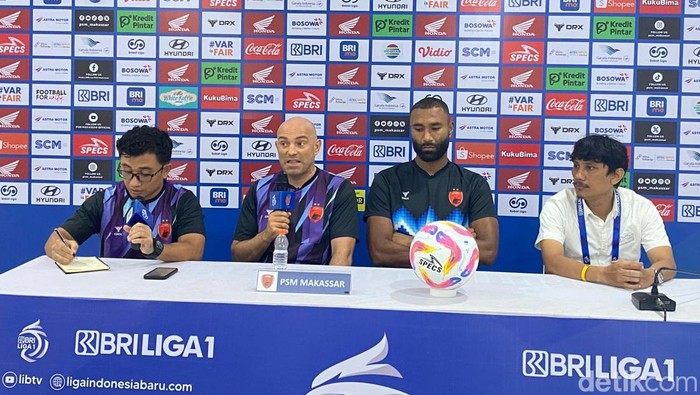 Pelatih PSM Bernardo Tavares dan kapten PSM Yuran Fenandes saat sesi prematch konferensi pers jelang laga melawan Malut United dalam lanjutan Liga 1 2024/2025.