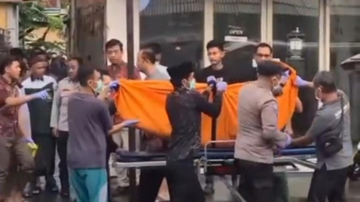 Petugas mengevakuasi korban di rumah kontrakan Pandaan, Pasuruan