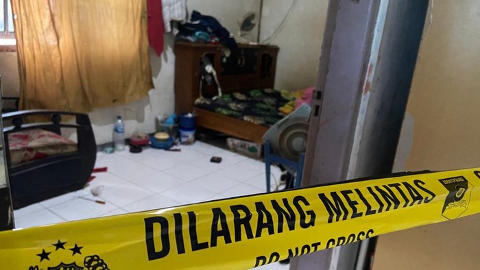 Petugas mengevakuasi korban di rumah kontrakan Pandaan, Pasuruan