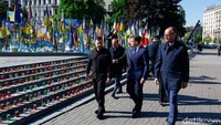 Kanselir Jerman Friedrich Merz, Presiden Prancis Emanuel Macron, Presiden Ukraina Volodymyr Zelenskiy dan istrinya, PM Inggris Keir Starmer dan PM Polandia Donald Tusk berfoto bersama di Lapangan Merdeka, Kyiv, Ukraina, Jumat (10/5/2025).